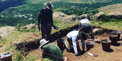 People dig on mountaintop archaelogical site
