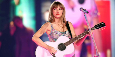 Photo of Taylor Swift playing the guitar