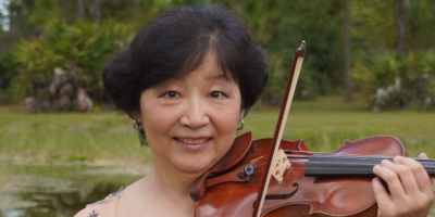Professor Ayako Yonetani playing the violin