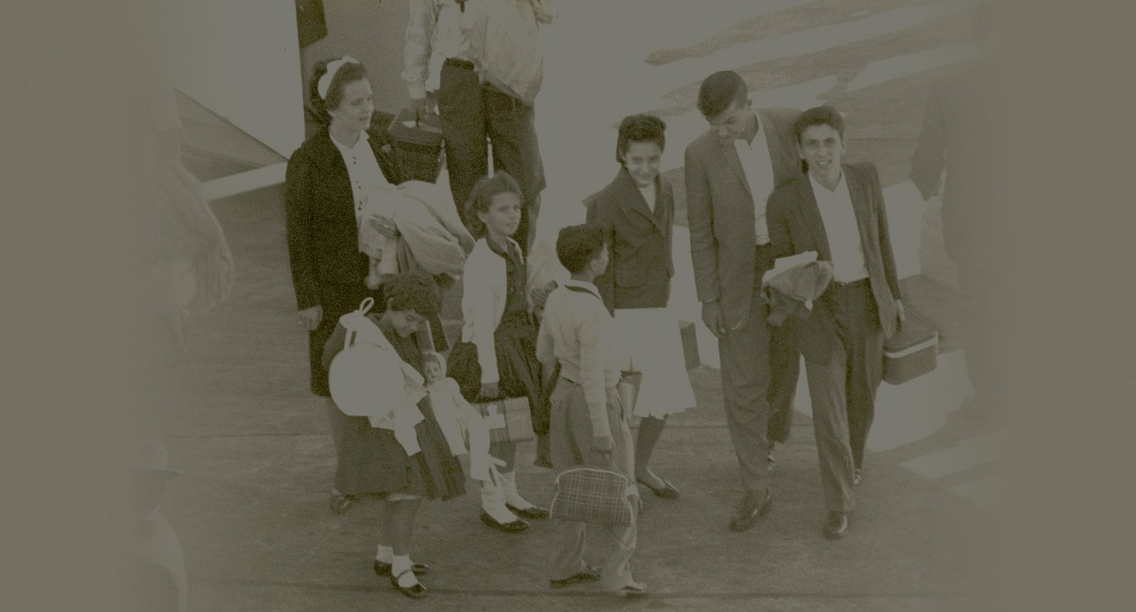 Background photo from the early 1960s with children carrying small luggage
